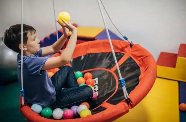 Domino sensoryczne: Klucz do rozwoju zmysłów u dzieci