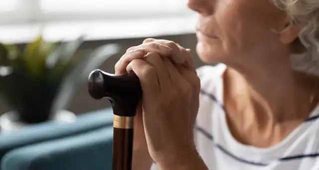 Jak się pozbyć zapachu starszej osoby - skuteczne metody i porady