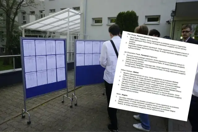 Ludzie czytają ogłoszenia na tablicach przed budynkiem.