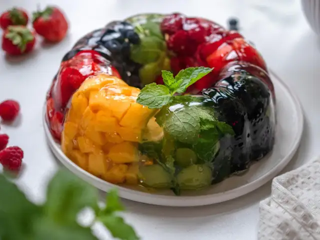 Galaretka z owocami: Kiedy dodać owoce, by nie opadły?