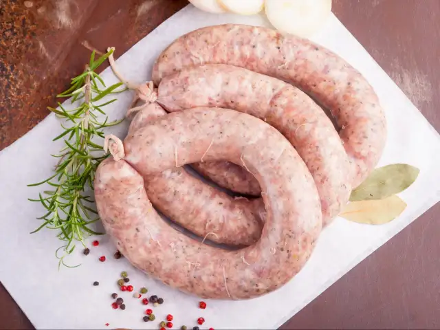 Biała kiełbasa na grilla: surowa czy parzona? Poznaj sekret idealnego smaku