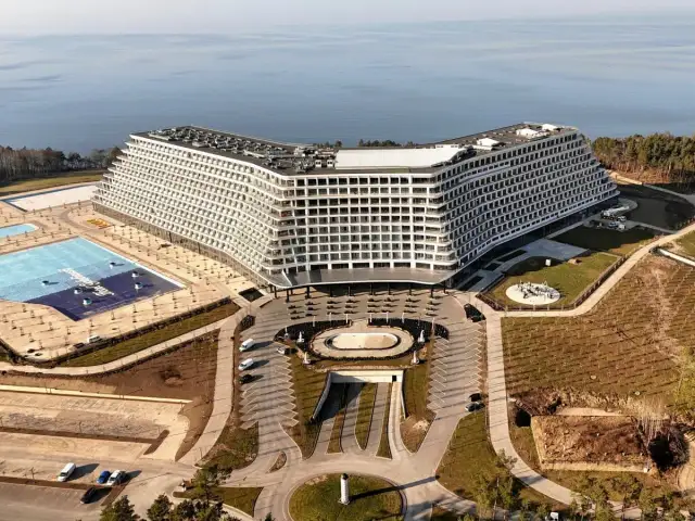 Nowy Hotel Gołębiewski w Mielnie, z basenami i widokiem na morze. Czy to on jest najstarszy?