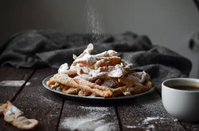 Ile kcal mają faworki? Sprawdź, ile naprawdę dostarczają energii