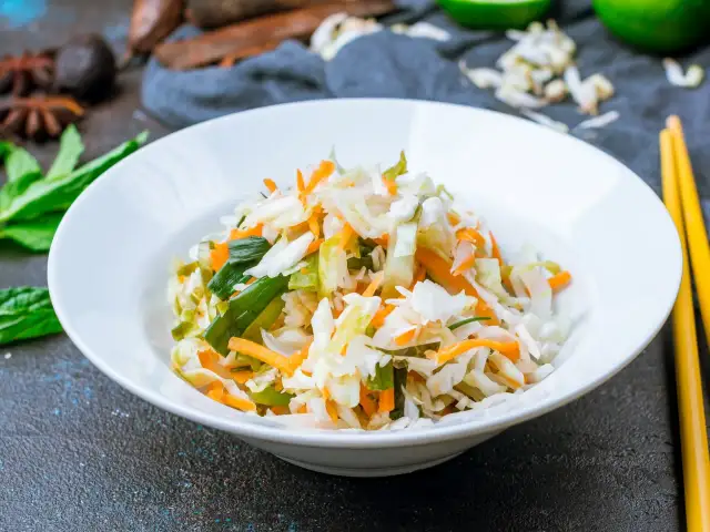 Sałatka z kapusty jak u chińczyka – łatwy przepis na smakowity dodatek