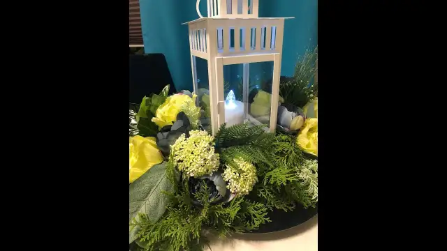 Jak zrobić stroik z lampionem na cmentarz, który wzruszy każdego