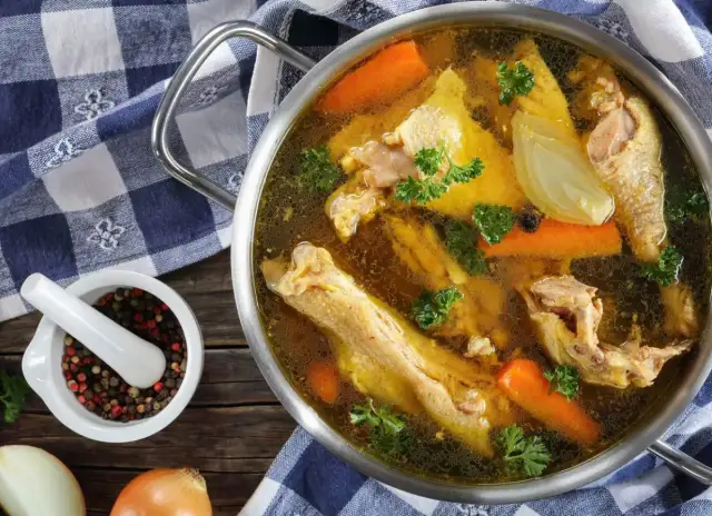 Rosół idealny: Jaki makaron wybrać i jak go perfekcyjnie ugotować?