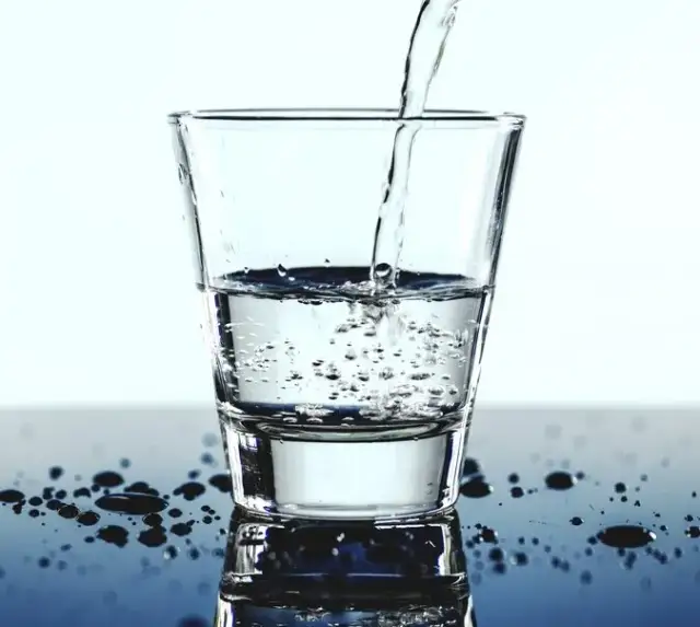 Jak nawodnić organizm u starszej osoby i uniknąć poważnych problemów zdrowotnych