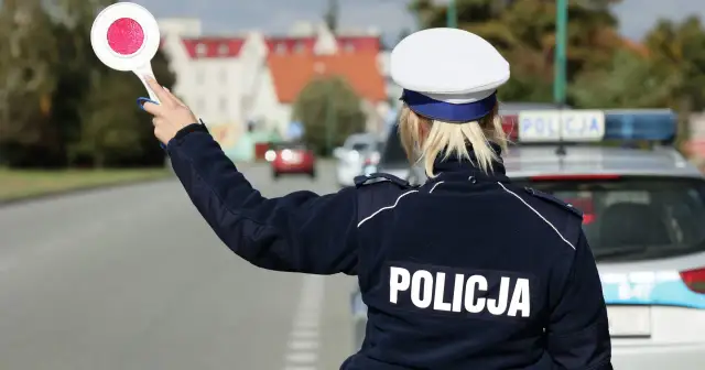 Policjantka kieruje ruchem, a kierowcy zastanawiają się, dlaczego punkty karne nie skasowały się po roku.