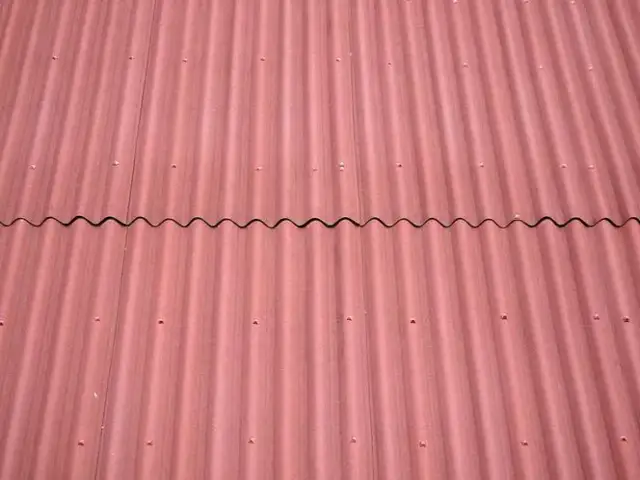 Płyta bitumiczna na dach – zastosowanie, zalety, montaż i konserwacja