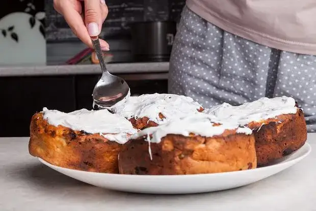 Idealny lukier na zimne ciasto: przepis, triki i rozwiązania problemów