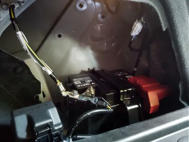 Toyota C-HR: Gdzie jest akumulator 12V? Lokalizacja i pomoc