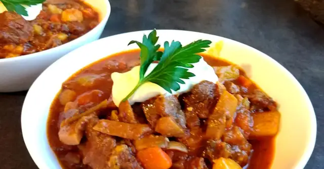 Jakie przyprawy do gulaszu wołowego, aby zachwycić smakiem?