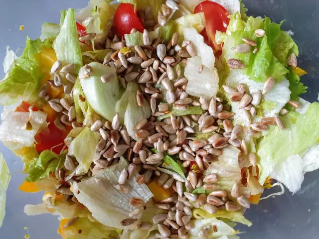 Jak zrobić surówkę z sałaty lodowej - prosty przepis na smaczną sałatkę