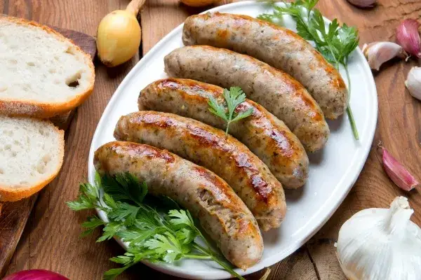 Biała kiełbasa ile gotować, aby uniknąć przesuszenia i pęknięć