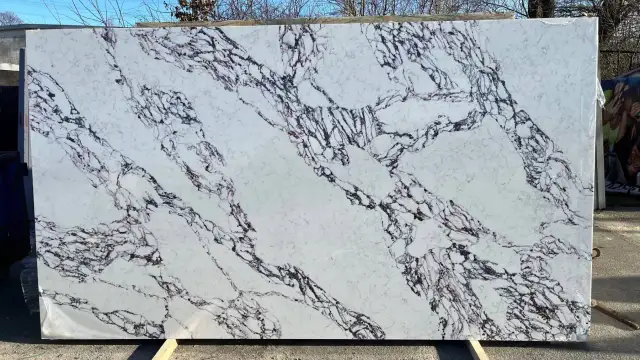 Konglomerat kwarcowy Calacatta cena – jakie są najkorzystniejsze oferty?