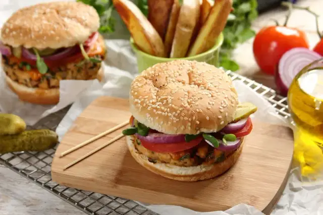 Jak zrobić domowe hamburgery z mięsa mielonego, które zachwycą smakiem