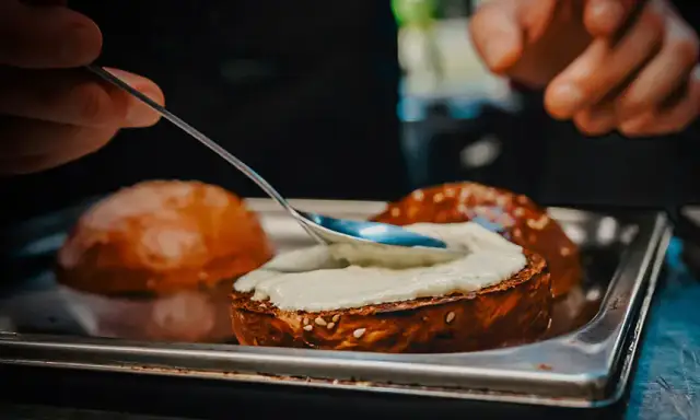 Jakie sosy do burgera? Odkryj smaki, które zachwycą podniebienie