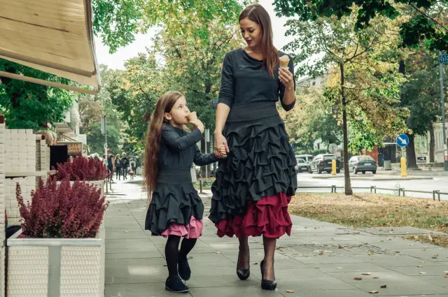 Urocze duety: pasujące spódnice dla mamy i córki. Jak je nosić?