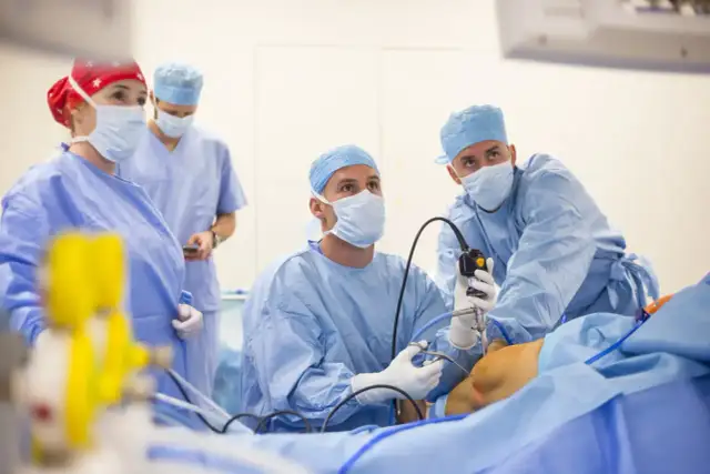 Artroskopia kolana NFZ: Jak przyspieszyć zabieg? Krok po kroku