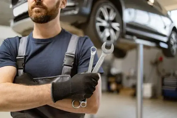 Czy warsztat samochodowy musi być vatowcem? Sprawdź ważne zasady