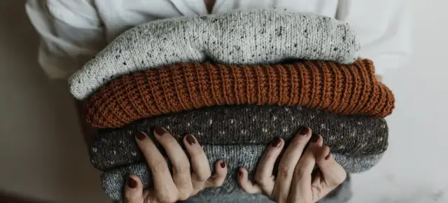 Jak prawidłowo prać wełniane swetry, aby ich nie zniszczyć