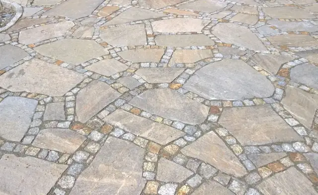 Jaką kostkę granitową na podjazd wybrać, by uniknąć kosztownych błędów?