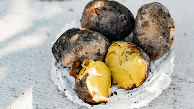 Pieczenie ziemniaków w ognisku: Twój przepis na idealny smak!