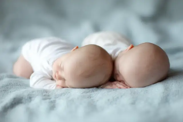 Ile pieluch dla noworodka do szpitala? Spakuj bez stresu!