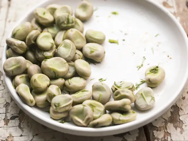 Kiedy sezon na bób? Poznaj daty, ceny i sekrety idealnego smaku