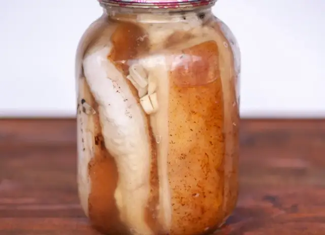 Jak pasteryzować słoiki z mięsem? Metoda na długie przechowywanie