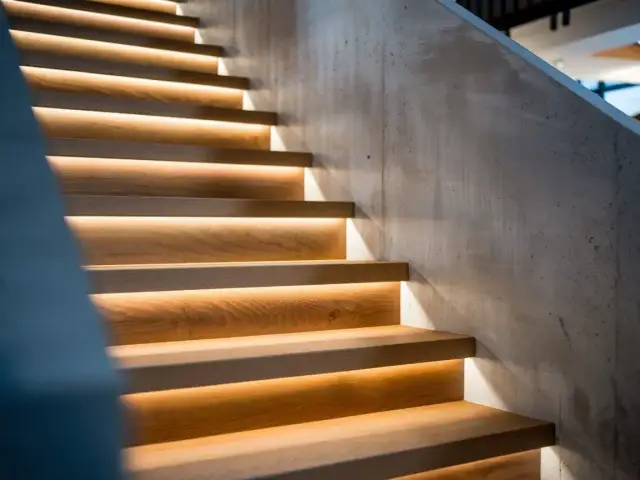 Z czego zrobić podstopnice do schodów? Sprawdź najlepsze materiały