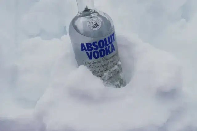 Ile wódki na osobę na wesele? Sprawdź, by uniknąć niedoborów