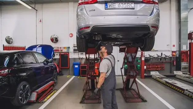 Czy olej motocyklowy zniszczy Twój samochód? Ekspert ostrzega