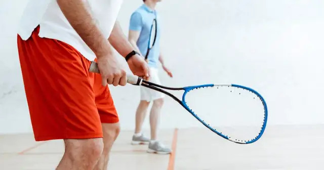 Trener squasha: Jak wybrać, ile kosztuje i zacząć grać?