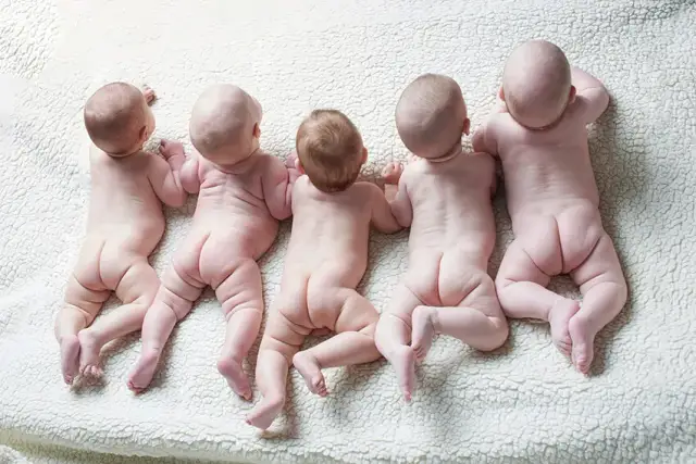 Dlaczego dziecko śpi z pupą do góry? Odkryj przyczyny i bezpieczeństwo