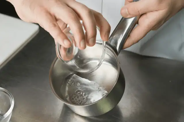 Jak zrobić syrop cukrowy do drinków – prosty przepis na słodkości