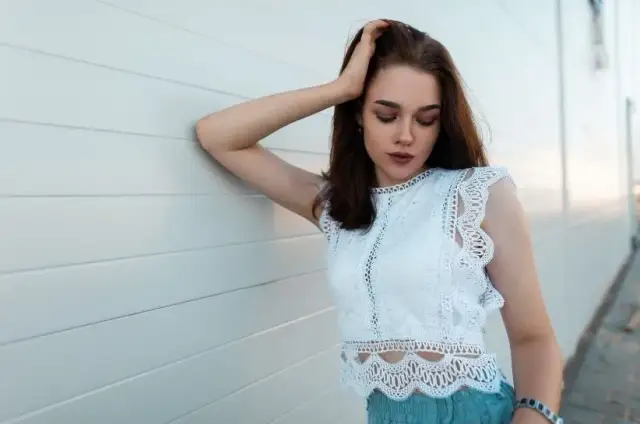 Koronkowy top stylizacje: Jak nosić go na co dzień i od święta?