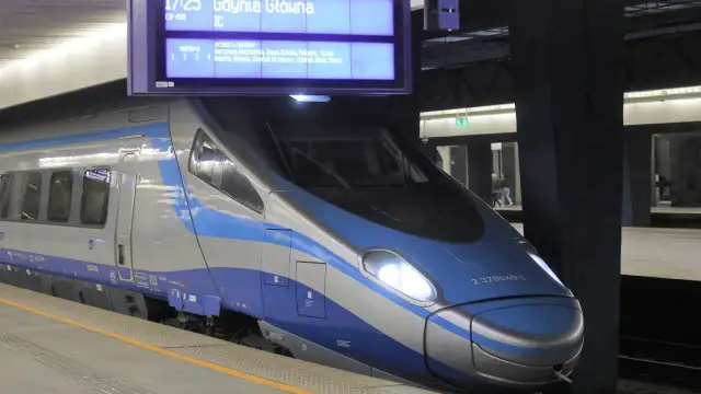 Pendolino z Katowic do Gdańska, ile jedzie? Pociąg IC EIP 4501 czeka na odjazd.