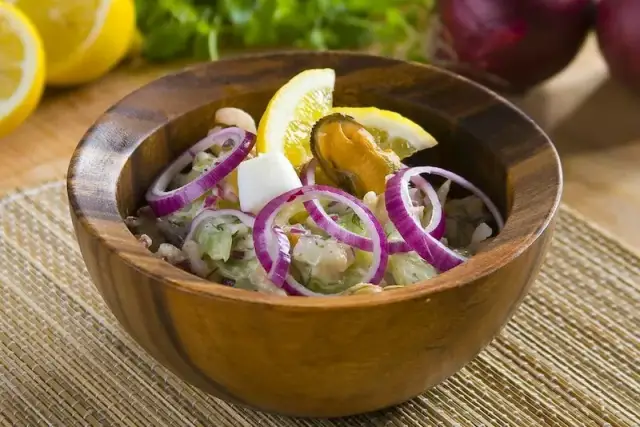 Jaka sałatka do owoców morza, by zachwycić gości smakiem?