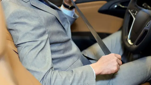 Jakie warunki sprawiają, że pasy bezpieczeństwa działają właściwie?