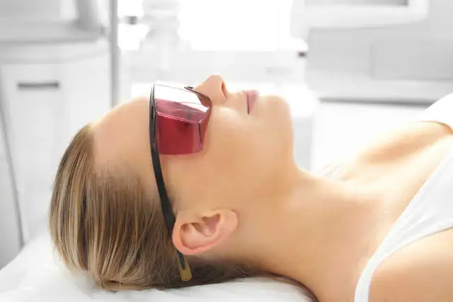 Depilacja twarzy: Wybierz idealną metodę. Przewodnik ekspertki!