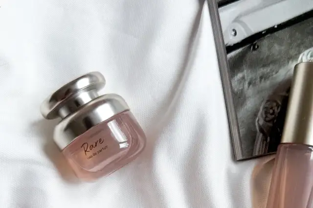 Woda perfumowana czy toaletowa? Poznaj różnice i wybierz mądrze