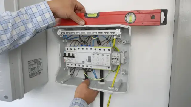 Jaki kabel od falownika do rozdzielni? Wybierz najlepszy dla swojego systemu