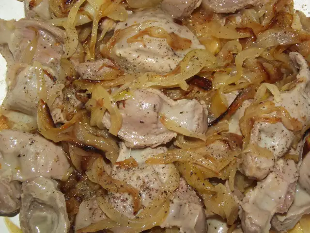 Jak zrobić żołądki drobiowe z cebulką - prosty przepis na smaczne danie