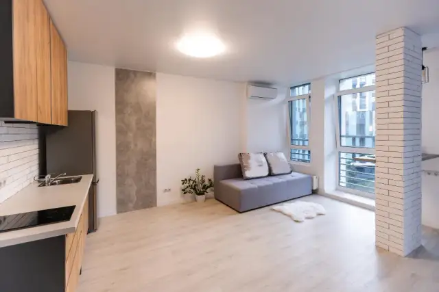 Jak dobrze oświetlić niskie pomieszczenie, aby uniknąć ciasnoty i poprawić przestronność