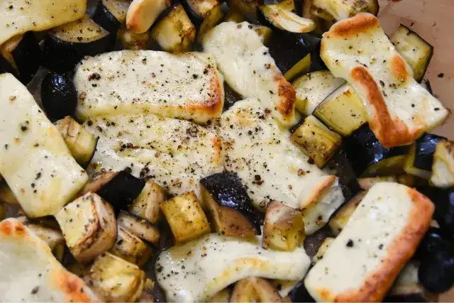 Zamienniki sera halloumi: co wybrać, gdy go brakuje?