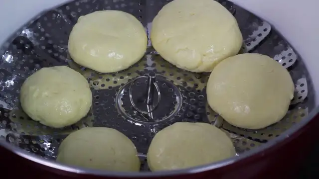 Jak długo gotować kluski na parze, aby uniknąć klejenia?