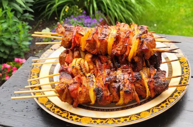 Jak przygotować karkówkę na szaszłyki, by zaskoczyć gości smakiem