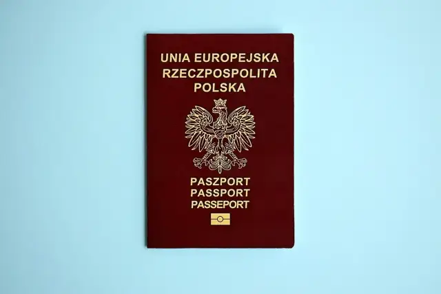 Ciemnoczerwony paszport Rzeczypospolitej Polskiej z godłem i napisem "PASZPORT". Dowiedz się, jak wyrobić paszport.