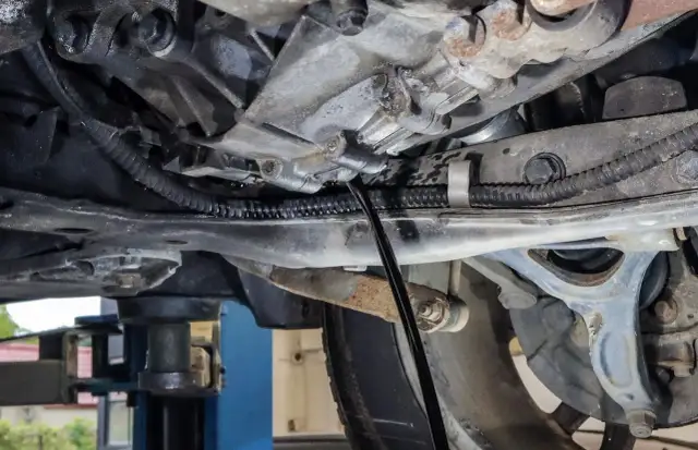 Wymiana oleju w skrzyni manualnej Honda CRV. Widać lejek wlewający nowy olej do skrzyni biegów.